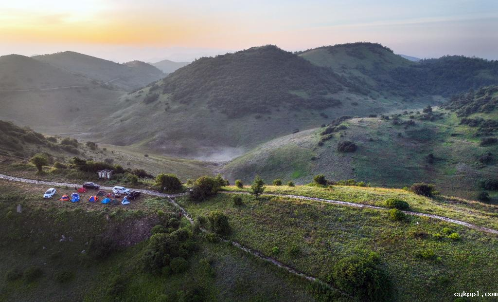 无人机航拍巴山大草原 神奇瑰丽宛若巨幅油画
