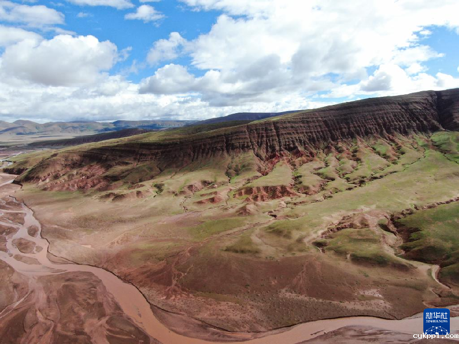 无人机航拍可可西里罕见“红山脉”