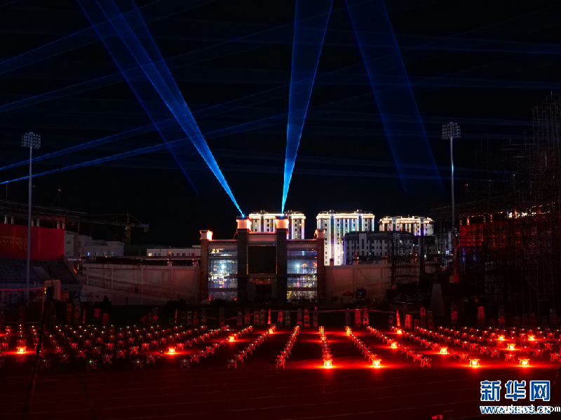 西藏山南:无人机表演秀点亮高原夜空