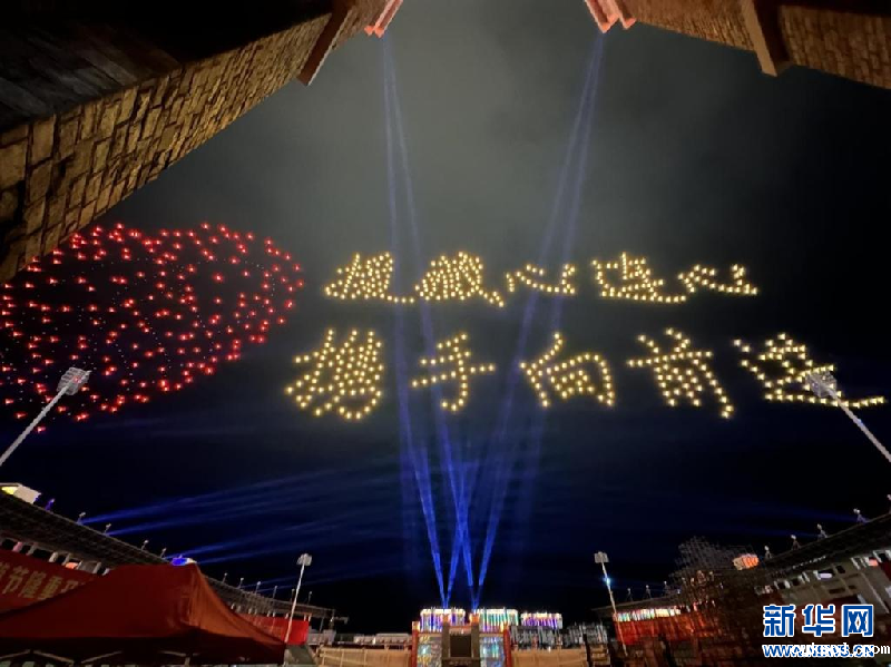 西藏山南:无人机表演秀点亮高原夜空