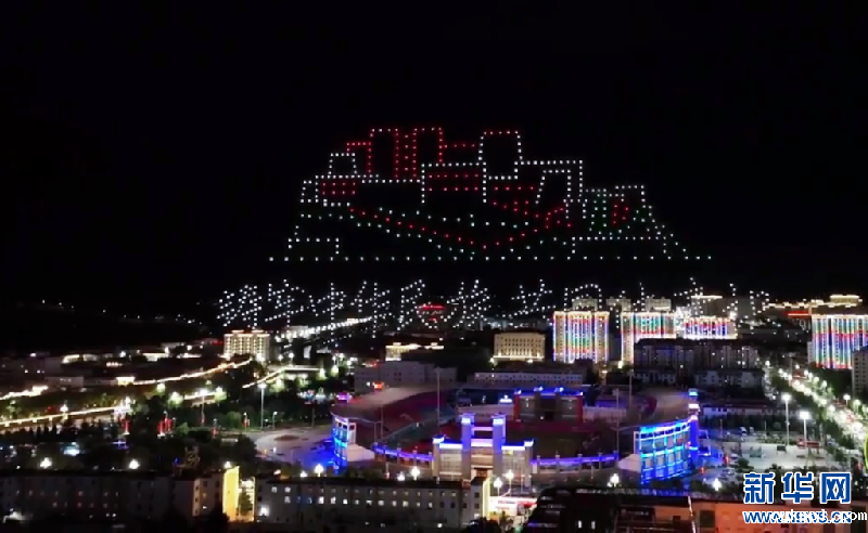 西藏山南:无人机表演秀点亮高原夜空